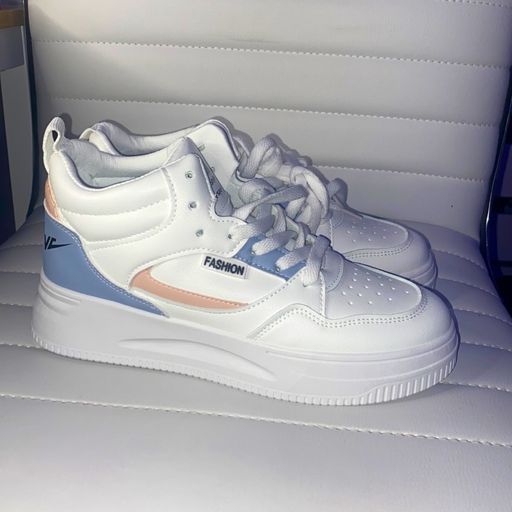 BRAND NEW FASHON SNEAKERS